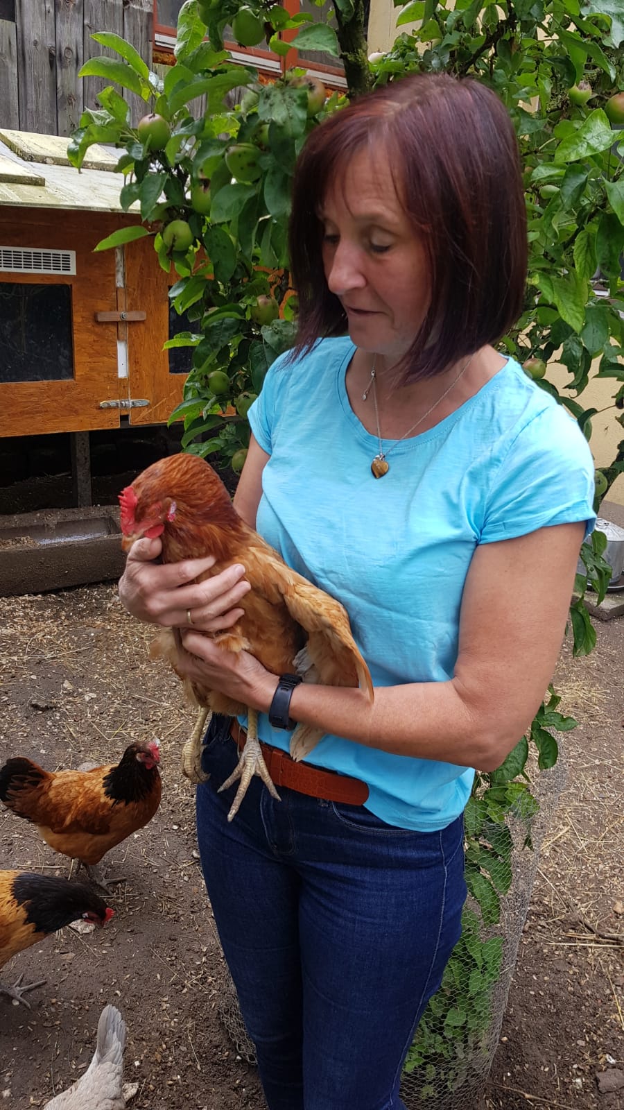 Manuela Nastvogel hält ein Huhn
